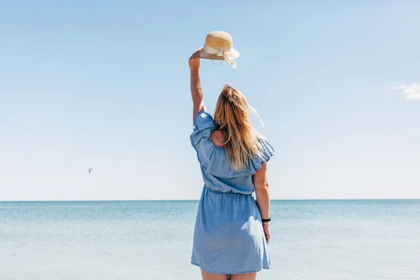 Жінка з солом'яним капелюхом на морі — стокове фото