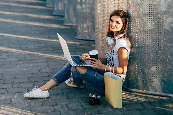 Mulher no pavimento usando laptop — Fotografia de Stock