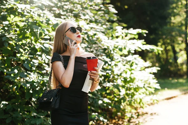 Kvinna prata telefon i park — Stockfoto