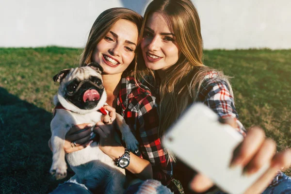 Hermanas gemelas tomando selfies en el parque —  Fotos de Stock