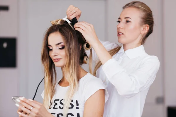 Femme Coiffeuse Faisant Coiffure Femme Cheveux Bruns Dans Salon Beauté — Photo