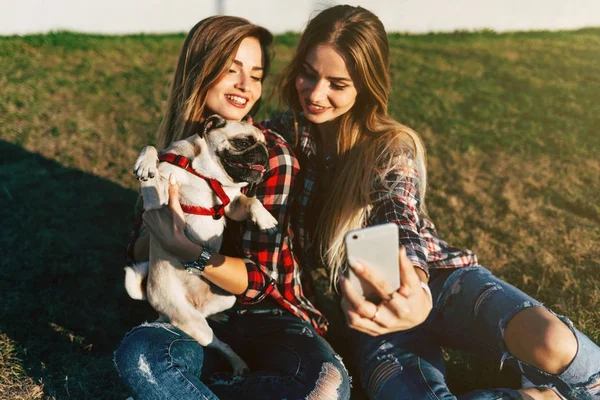 Δίδυμες αδελφές λήψη selfie στο πάρκο — Φωτογραφία Αρχείου