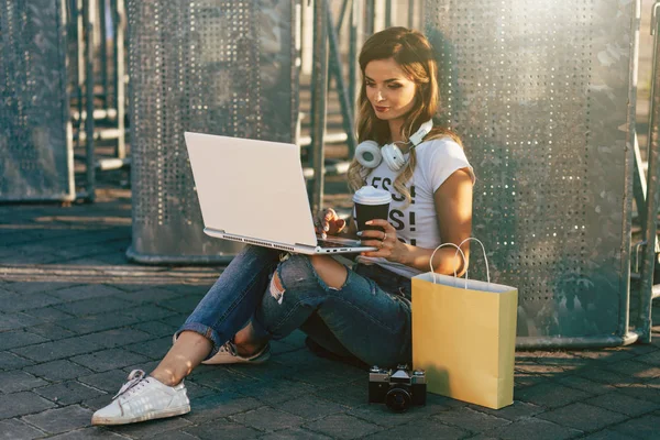 Женщина на тротуаре с ноутбуком — стоковое фото