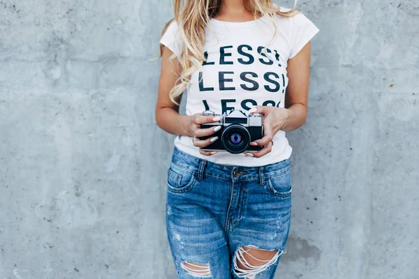 Jeune femme avec caméra de film — Photo