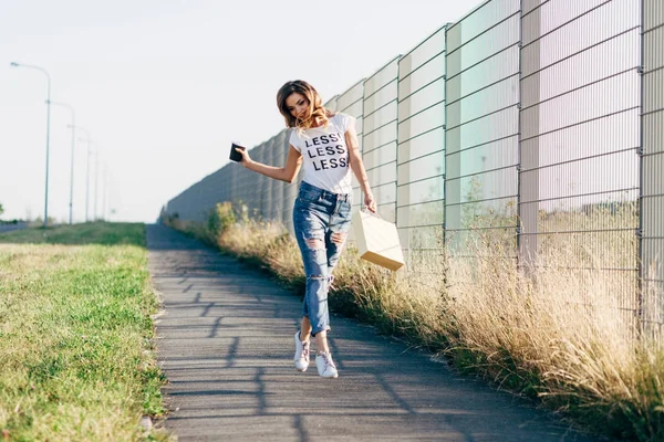 妇女跳跃的路 — 图库照片