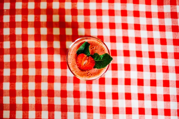 Bovenaanzicht Tafel Met Geruit Tafelkleed Geplaatst Schot Van Een Glazen — Stockfoto