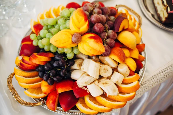 銀の皿のクローズ アップ ショットでいっぱい熟した果物のスライスと果実 — ストック写真