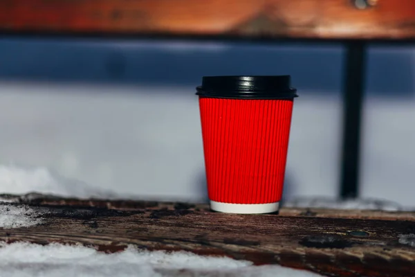 Кофе Красной Чашке Скамейке Парке Зимой Кофе Дорогу — стоковое фото