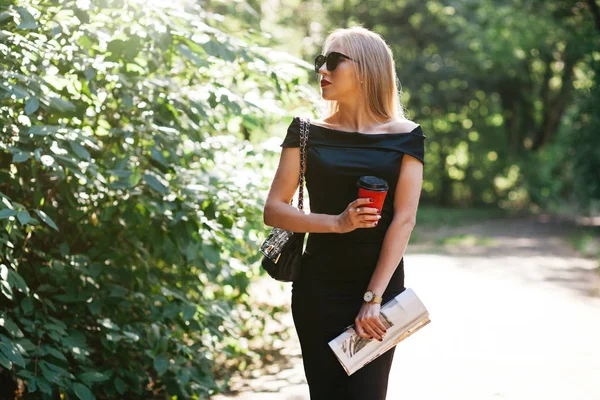 Mujer en pequeño vestido negro en el parque — Foto de Stock