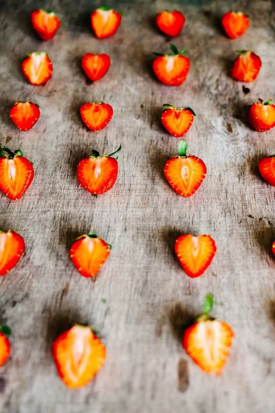 Κομμένες στη μέση φράουλες σε τραπέζι — Φωτογραφία Αρχείου