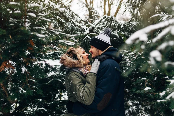 Couple kissing in winter park — Stock Photo, Image