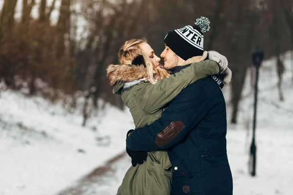 Пара цілується в зимовому парку — стокове фото