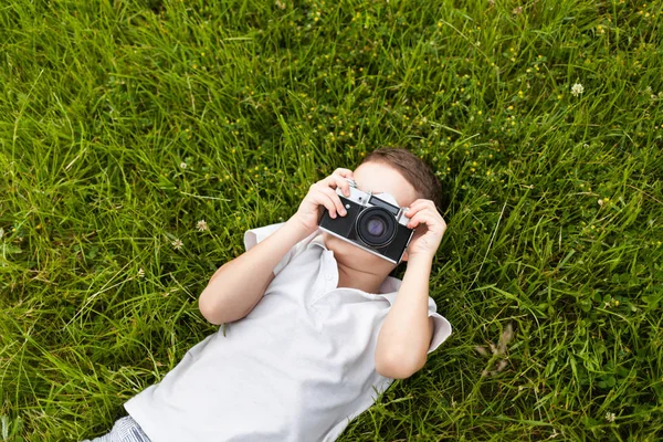 Ragazzino con fotocamera retrò — Foto Stock