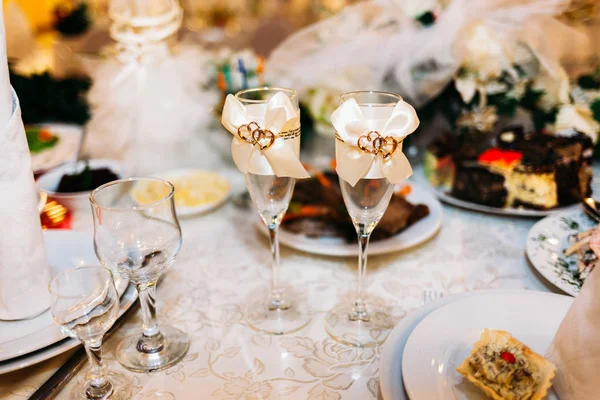休日テーブルの新郎新婦のシャンパン グラス 結婚式のコンセプト — ストック写真