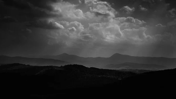 Sol Brilhando Através Nuvens Nas Montanhas Karpaty Foto Preto Branco — Fotografia de Stock