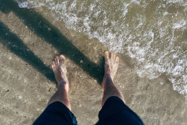 Männerfüße Der Meereswelle Strand — Stockfoto