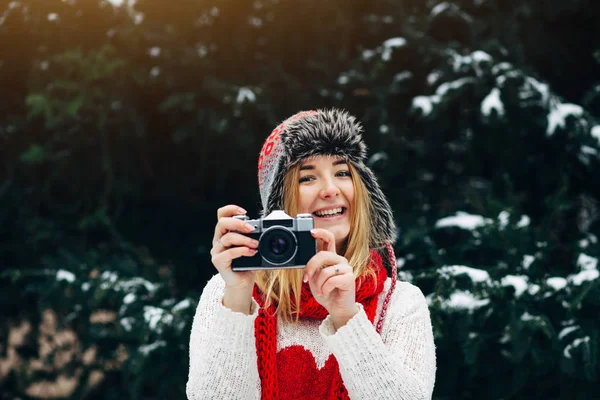 Donna con macchina fotografica nel parco invernale — Foto Stock