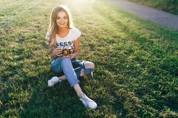 çimenlikte kamera kadınla