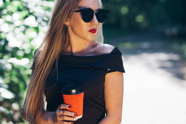 Donna con caffè nel parco — Foto Stock