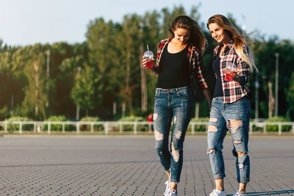 Girls sisters twins in summer park — Stock Photo, Image