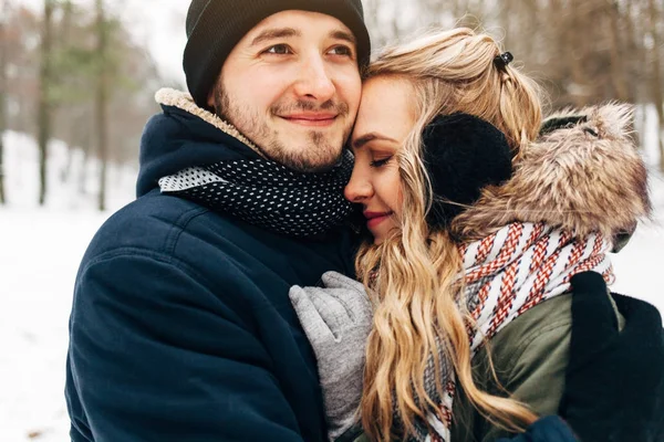 Casal abraçando no parque de inverno — Fotografia de Stock