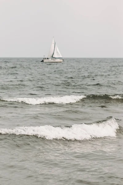 Paisaje marino con velero — Foto de Stock