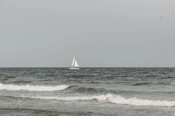 Yelkenli deniz manzaralı — Stok fotoğraf