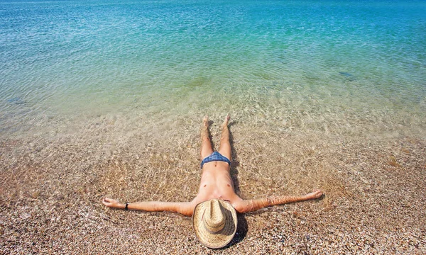 Hombre Joven Acostado Una Playa Arena Sombrero Paja Bañador Azul — Foto de Stock