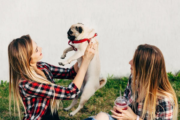 Twin Sisters Hanging Out Together Park Cute Pug Dog — Stock Photo, Image