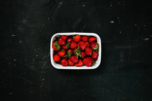 Aardbeien in witte mand — Stockfoto