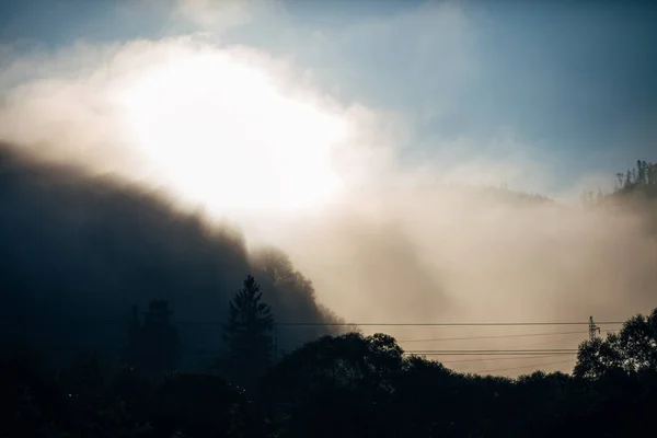 Landschap Shot Met Prachtige Zon Schijnt Door Wolken Mist Silhouet — Stockfoto