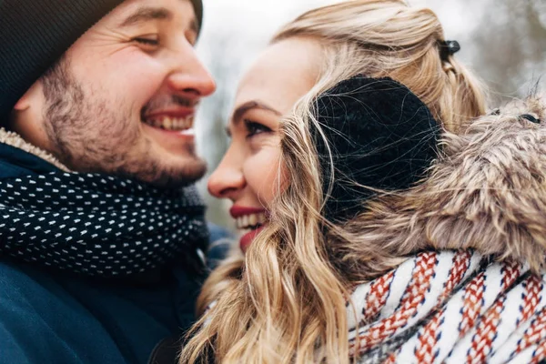 Couple embrassant dans le parc d'hiver — Photo