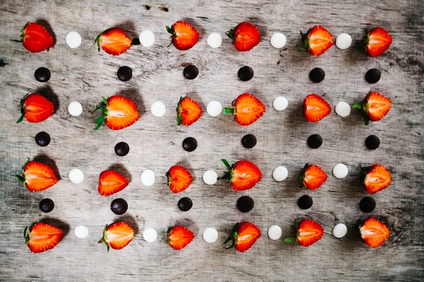 Aardbeien en chocolade knoppen — Stockfoto