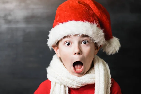 Szoku chłopiec w Santa hat — Zdjęcie stockowe