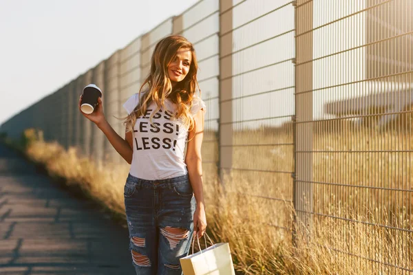 Kobieta z torbą kawy i papieru — Zdjęcie stockowe