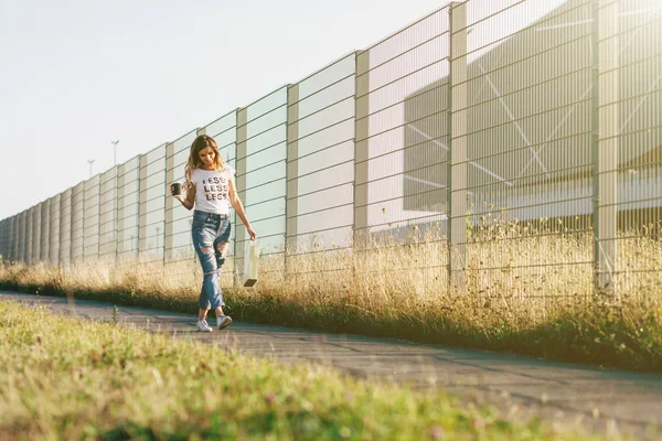 Portret Pięknej Młodej Kobiety Biały Shirt Chodzenie Pobliżu Ogrodzenia Metalowe — Zdjęcie stockowe