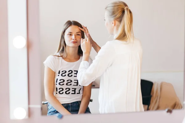 Femme Maquilleuse Maquillage Maquillage Pour Femme Dans Salon Beauté — Photo