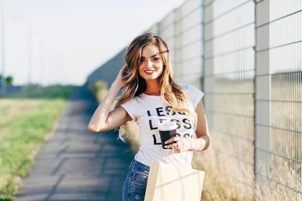 Mooie vrouw met kop koffie — Stockfoto