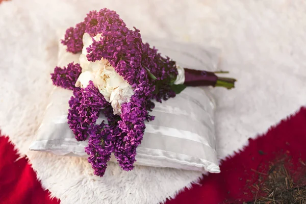 Lila Púrpura Peonías Sobre Almohada Blanca Ramo Boda —  Fotos de Stock