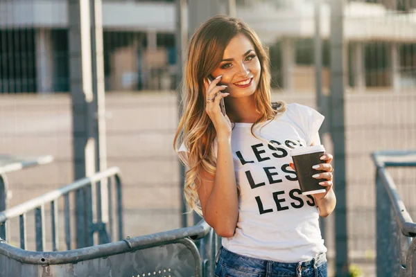 Mujer hablando por teléfono — Foto de Stock