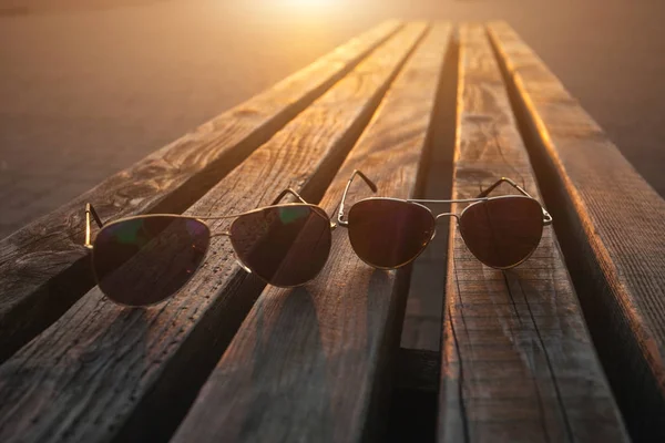 Óculos de sol na superfície de madeira — Fotografia de Stock