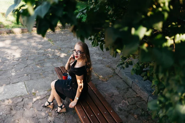 공원에서 벤치에 앉아 있는 여자 — 스톡 사진