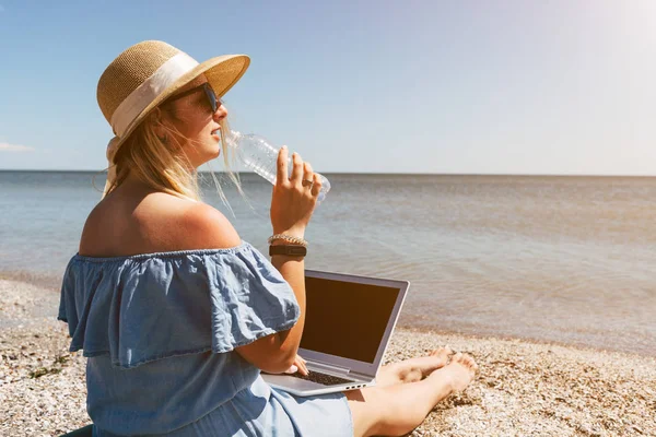 Young Beautiful Woman Sitting Laptop Beach Sea Holding Bottle Water — Stock Photo, Image