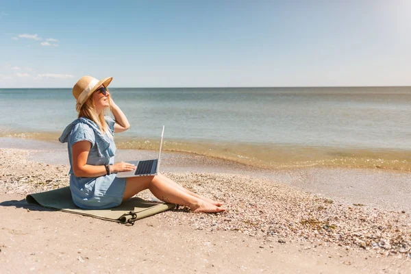 Jovem Mulher Bonita Sentada Com Laptop Praia Perto Mar — Fotografia de Stock