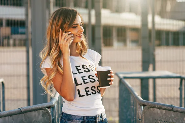 Mulher falando ao telefone — Fotografia de Stock