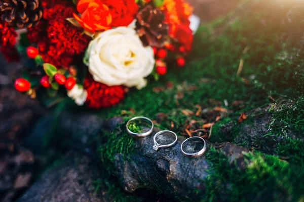 Свадебные Кольца Фоне Дерева Букетом Красных Цветов Понятие Любви — стоковое фото