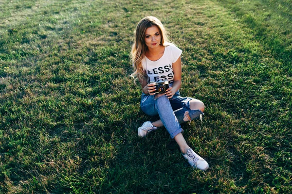 芝生の上のカメラを持つ女性 — ストック写真
