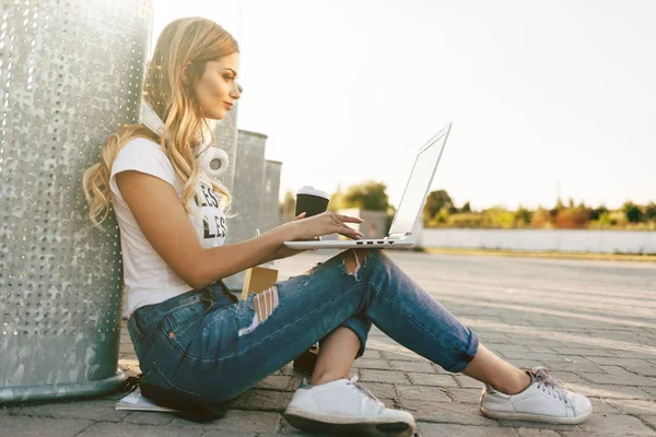 Kvinna på trottoaren med laptop — Stockfoto