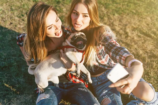 Hermanas gemelas tomando selfies en el parque —  Fotos de Stock