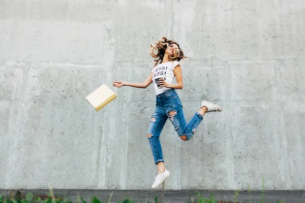 kahve ve çanta kadın ile atlama